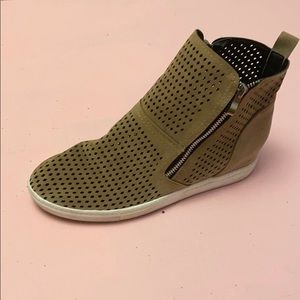 Steve Madden Wedgie Sneakers Tan Size 11